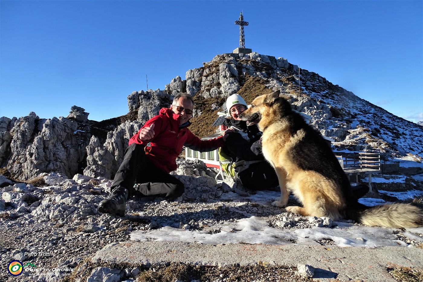 83 un saluto al  Rif. Azzoni e Punta Cermenati (1875 m) in Resegone.JPG